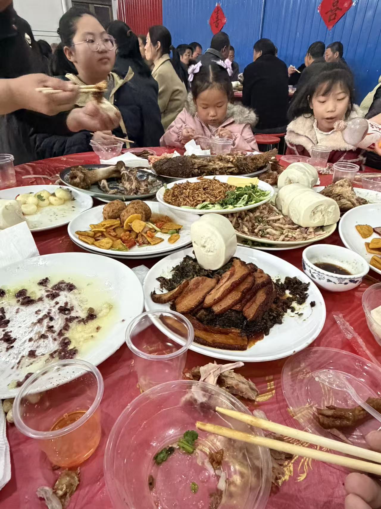 吃席坐小孩那桌 爽到离谱